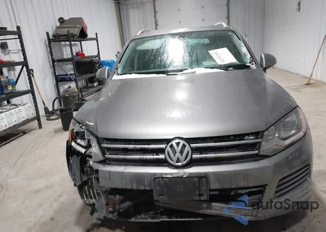 2014 Volkswagen Touareg 3.6L Sport z USA, uszkodzony, nr VIN WVGEF9BP5ED012353